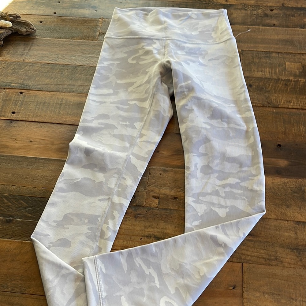 NWOT Lululemon alpine camo wunder unders 28”